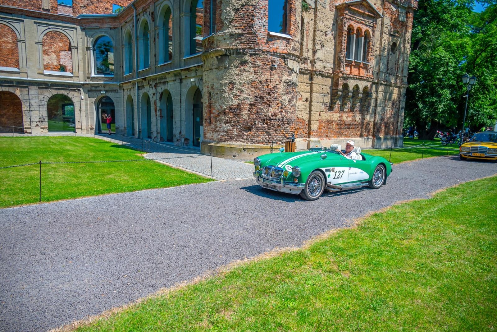 Zdjęcie w galerii na portalu naszraciborz.pl: Oldtimery na zamku w Tworkowie [FOTO] wiadomości z regionu