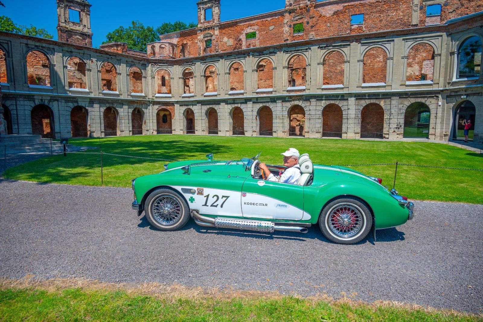 Zdjęcie w galerii na portalu naszraciborz.pl: Oldtimery na zamku w Tworkowie [FOTO] wiadomości z regionu
