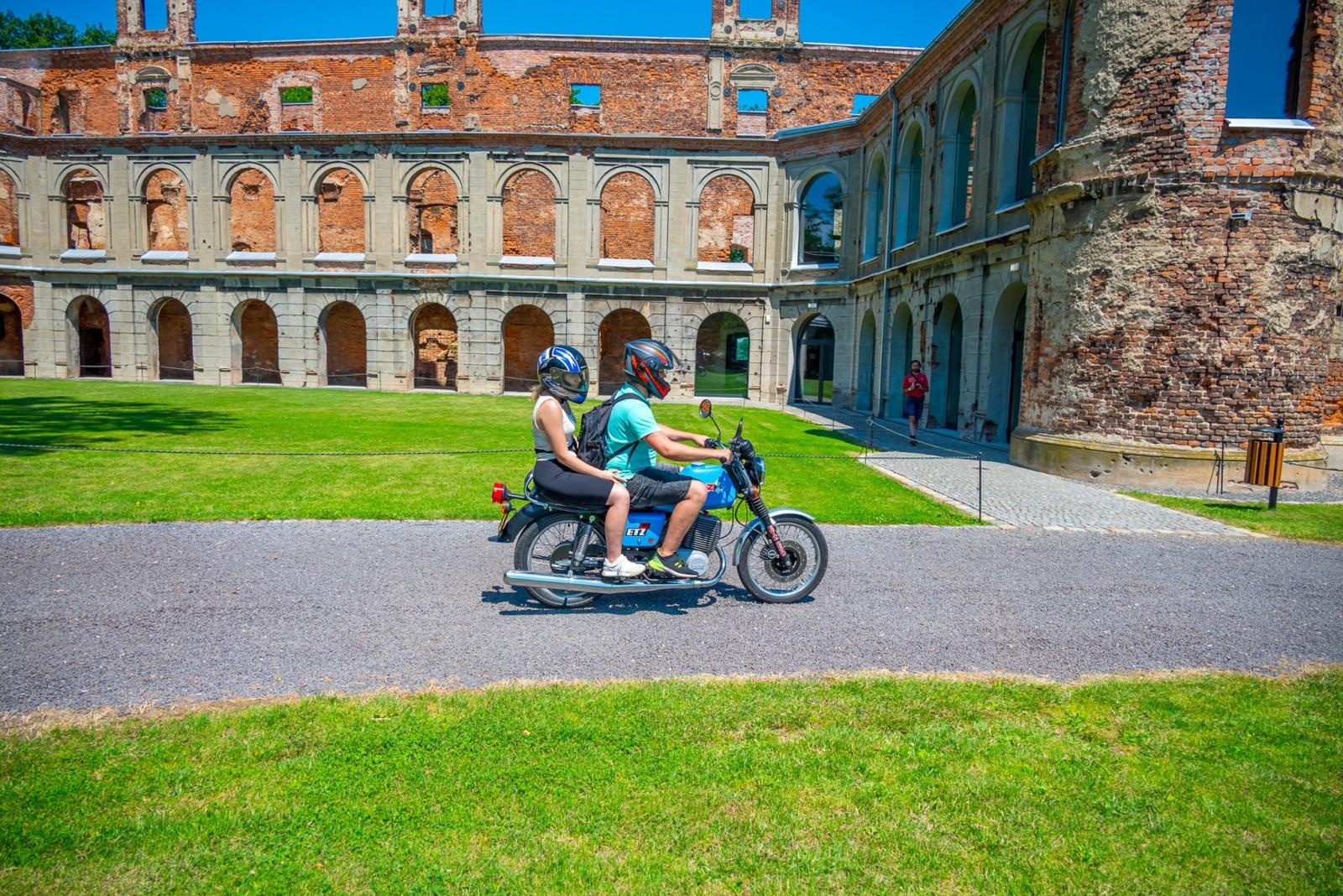 Zdjęcie w galerii na portalu naszraciborz.pl: Oldtimery na zamku w Tworkowie [FOTO] wiadomości z regionu