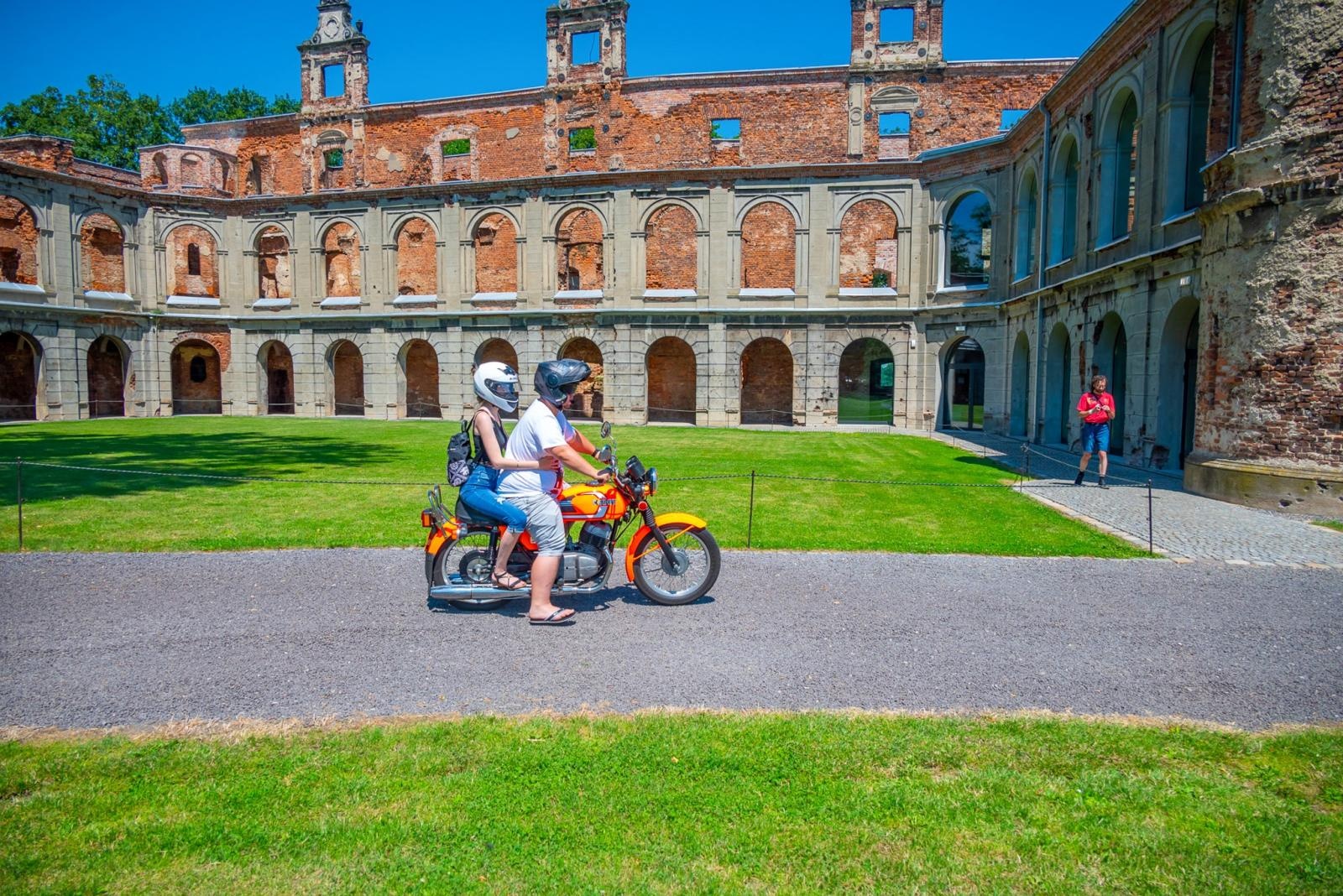 Zdjęcie w galerii na portalu naszraciborz.pl: Oldtimery na zamku w Tworkowie [FOTO] wiadomości z regionu