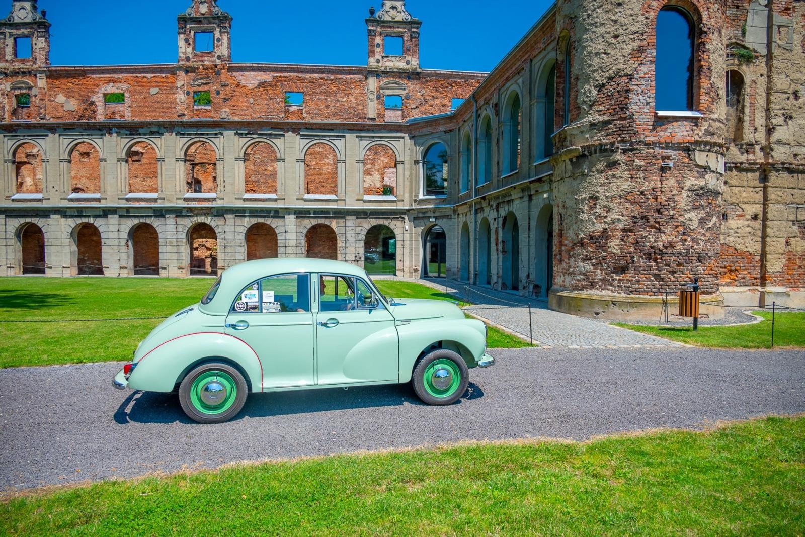 Zdjęcie w galerii na portalu naszraciborz.pl: Oldtimery na zamku w Tworkowie [FOTO] wiadomości z regionu