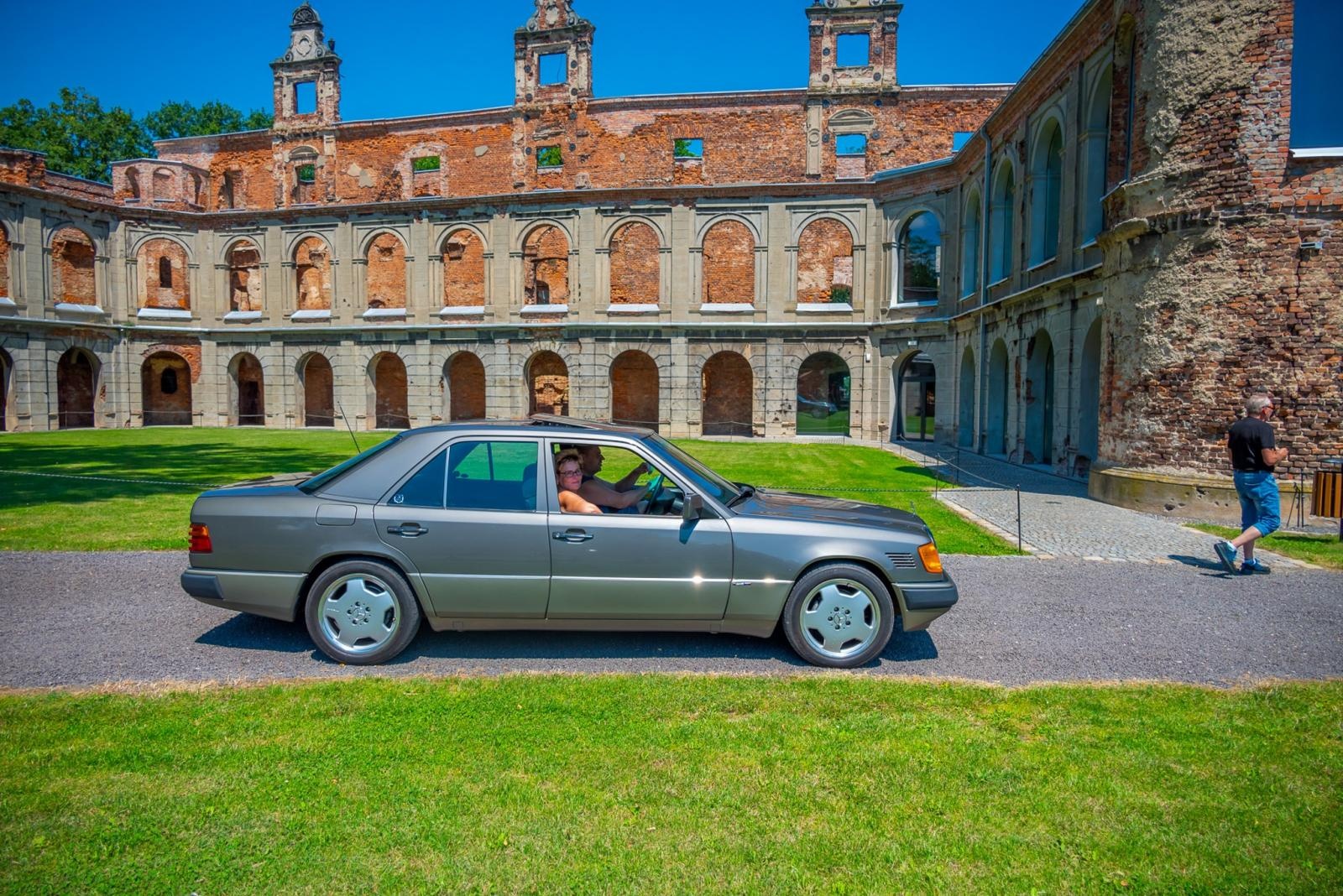 Zdjęcie w galerii na portalu naszraciborz.pl: Oldtimery na zamku w Tworkowie [FOTO] wiadomości z regionu