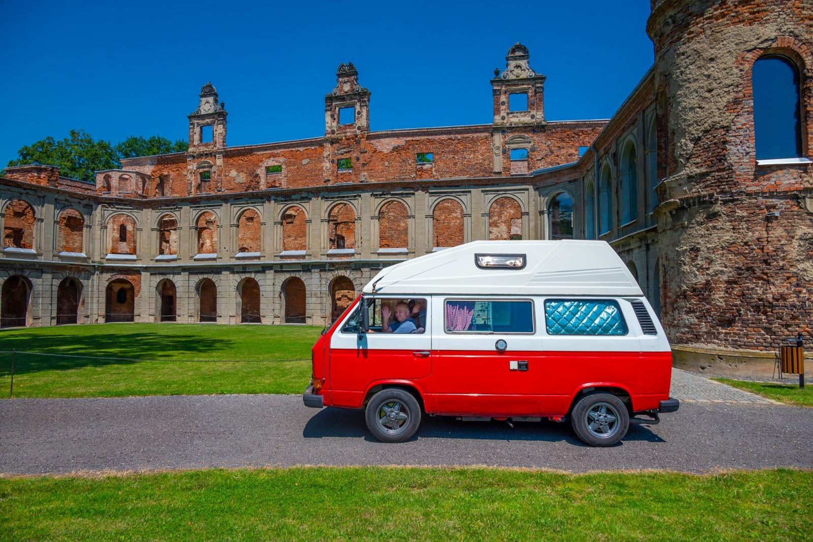 Zdjęcie w galerii na portalu naszraciborz.pl: Oldtimery na zamku w Tworkowie [FOTO] wiadomości z regionu