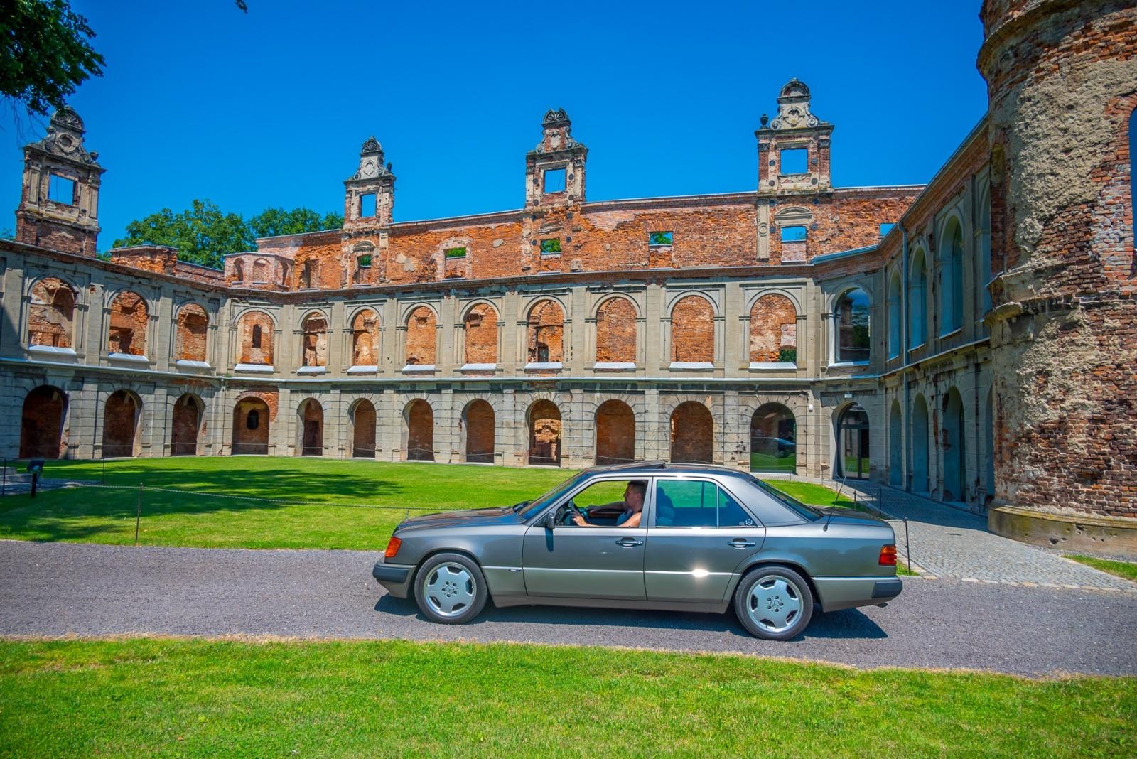 Zdjęcie w galerii na portalu naszraciborz.pl: Oldtimery na zamku w Tworkowie [FOTO] wiadomości z regionu