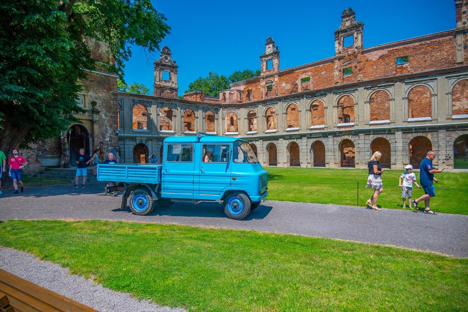 Zdjęcie w galerii na portalu naszraciborz.pl: Oldtimery na zamku w Tworkowie [FOTO] wiadomości z regionu