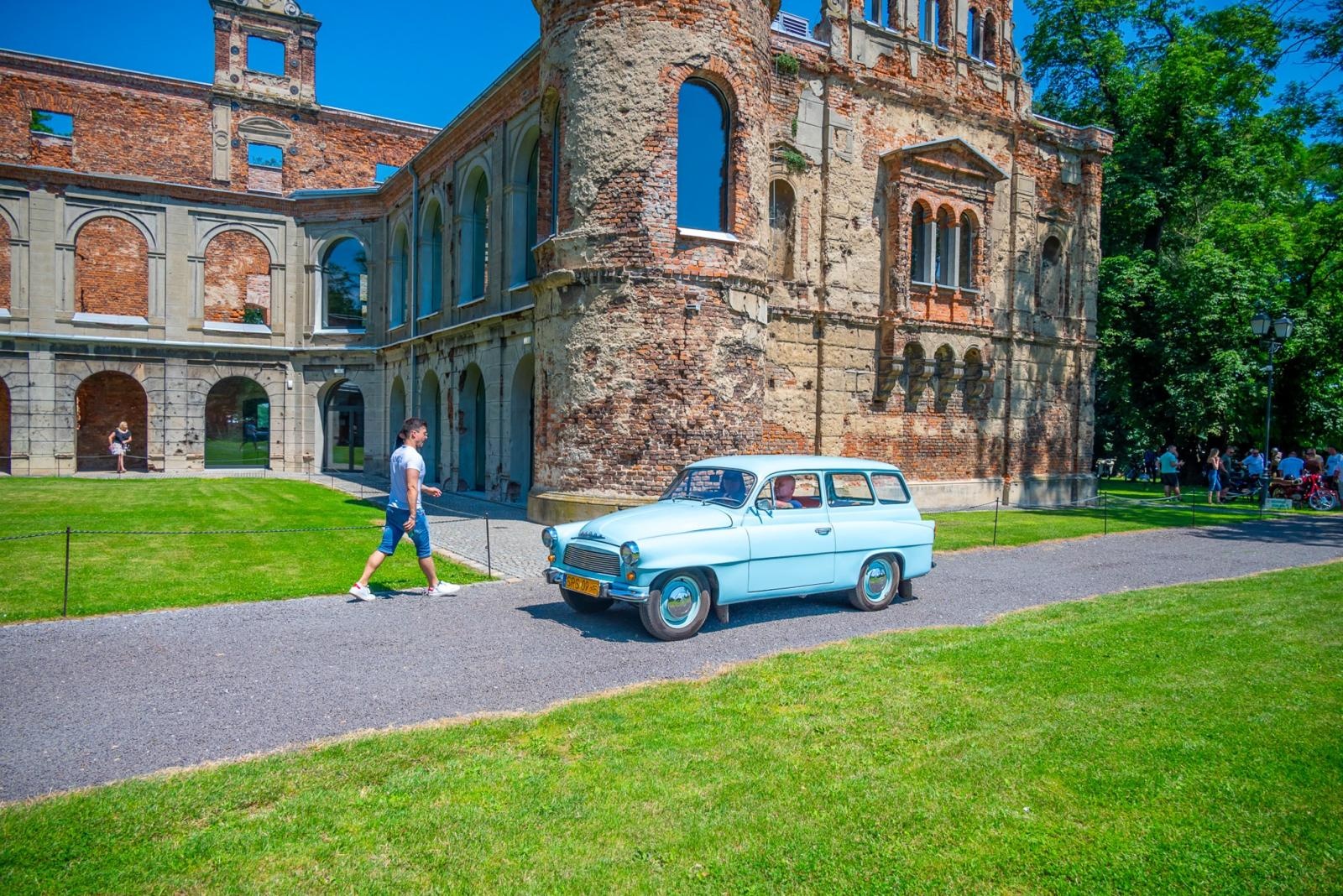 Zdjęcie w galerii na portalu naszraciborz.pl: Oldtimery na zamku w Tworkowie [FOTO] wiadomości z regionu