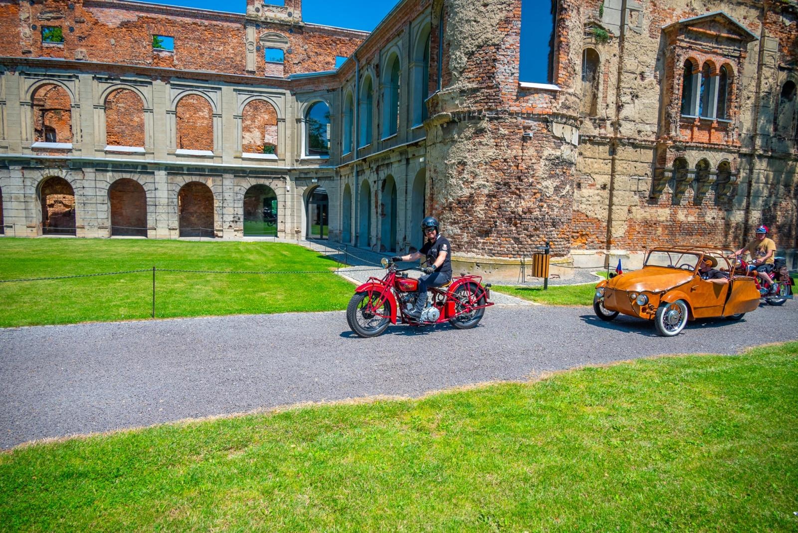 Zdjęcie w galerii na portalu naszraciborz.pl: Oldtimery na zamku w Tworkowie [FOTO] wiadomości z regionu
