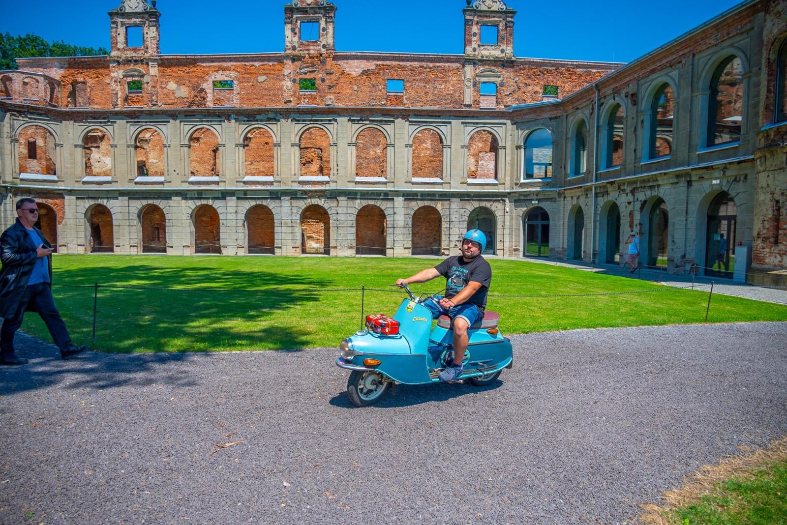 Zdjęcie w galerii na portalu naszraciborz.pl: Oldtimery na zamku w Tworkowie [FOTO] wiadomości z regionu