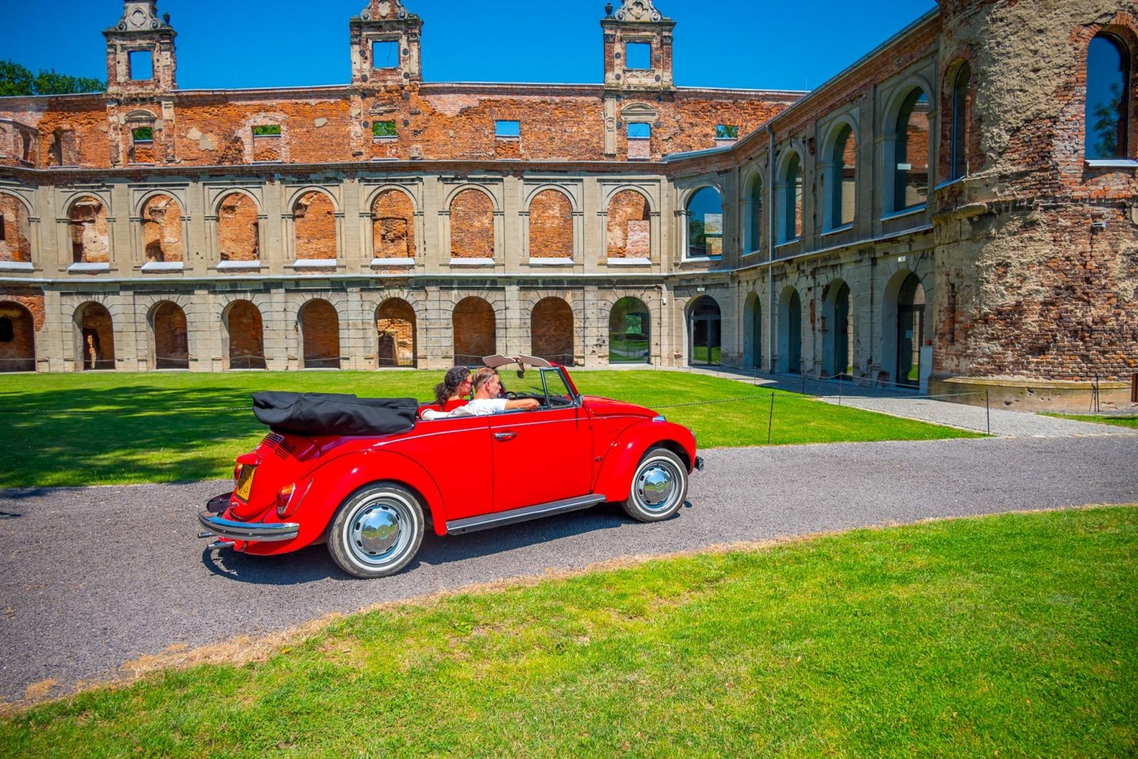 Zdjęcie w galerii na portalu naszraciborz.pl: Oldtimery na zamku w Tworkowie [FOTO] wiadomości z regionu