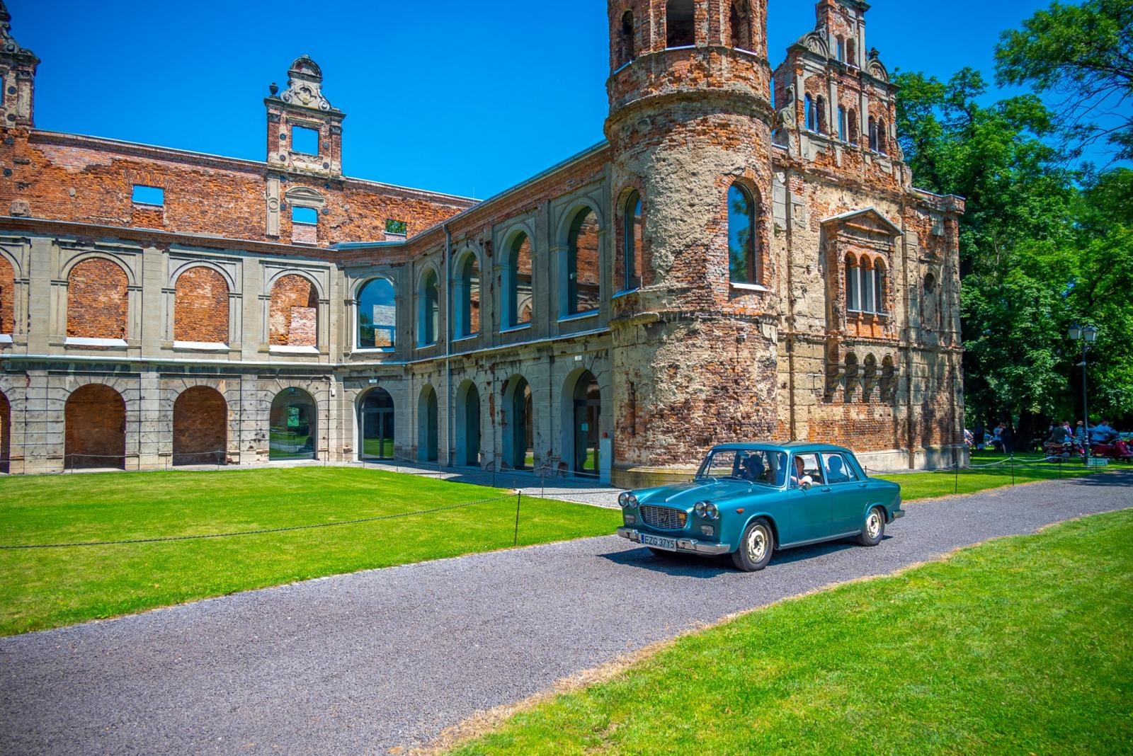 Zdjęcie w galerii na portalu naszraciborz.pl: Oldtimery na zamku w Tworkowie [FOTO] wiadomości z regionu