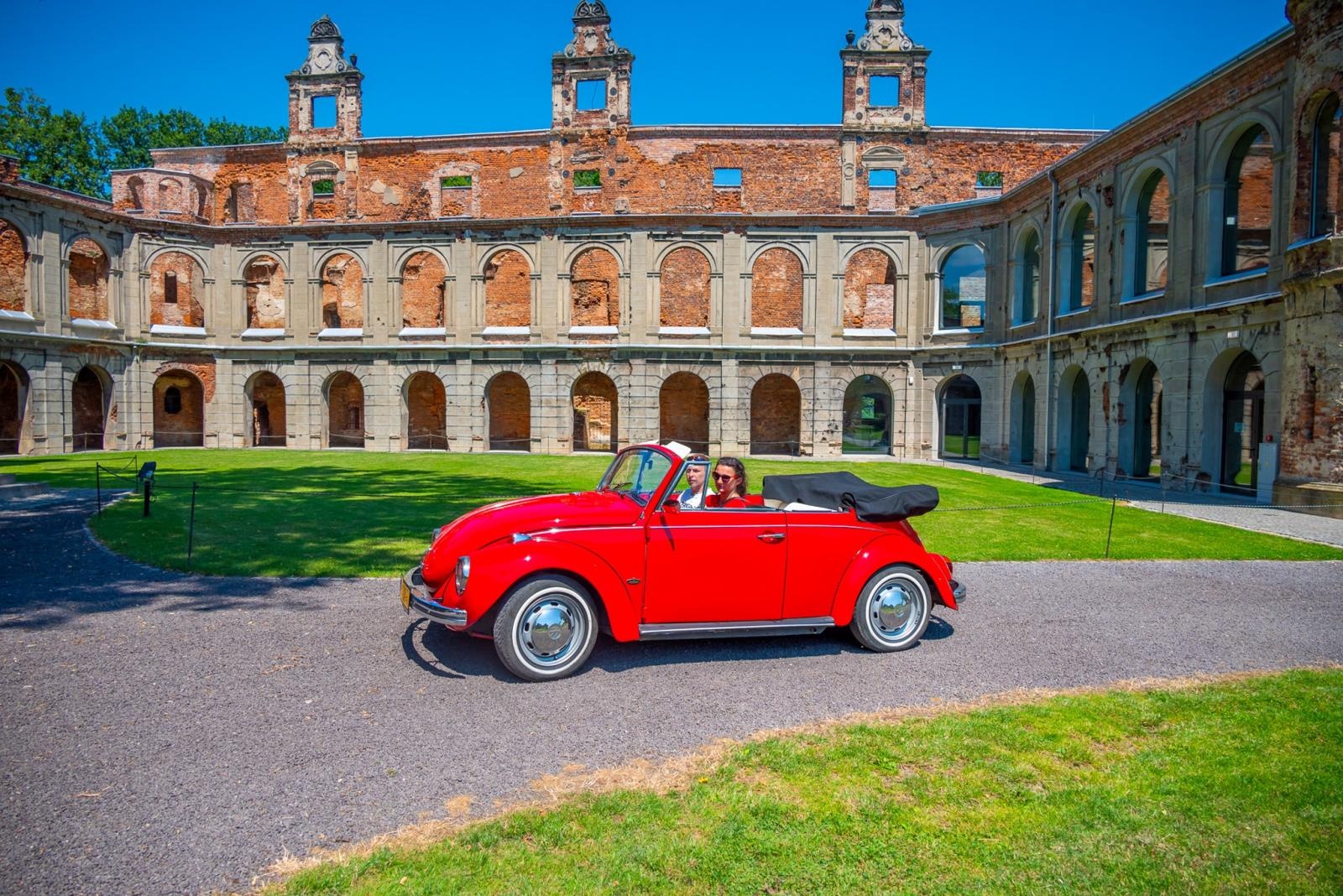 Zdjęcie w galerii na portalu naszraciborz.pl: Oldtimery na zamku w Tworkowie [FOTO] wiadomości z regionu