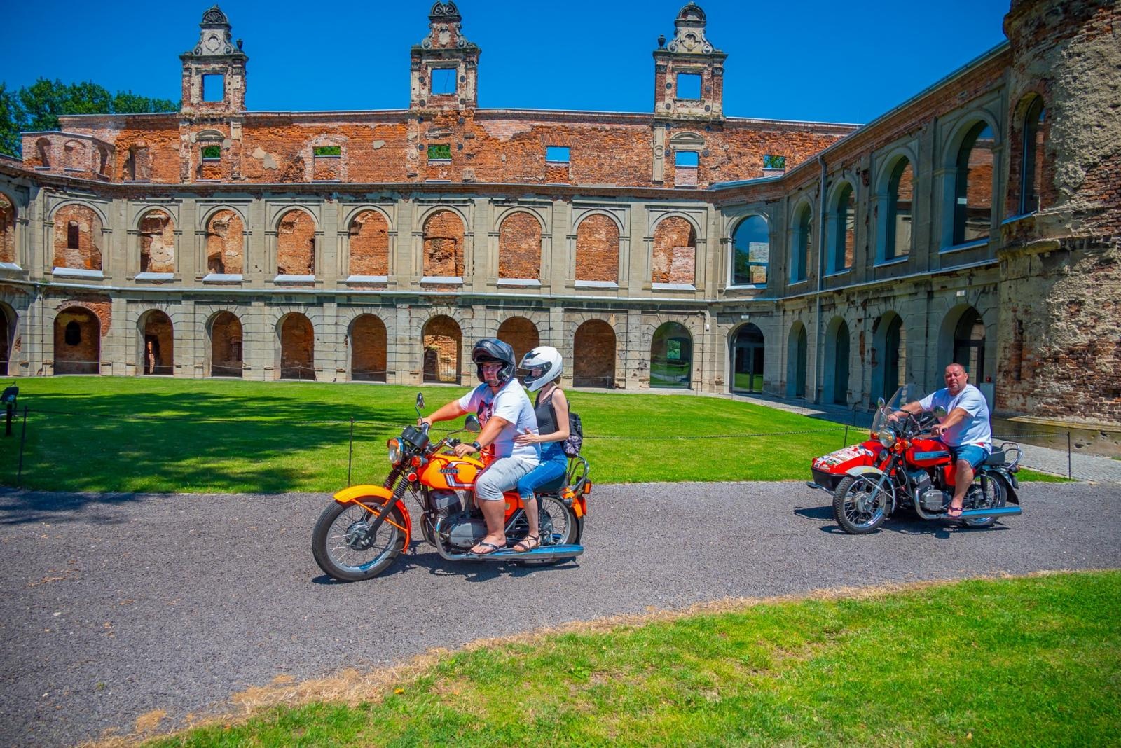 Zdjęcie w galerii na portalu naszraciborz.pl: Oldtimery na zamku w Tworkowie [FOTO] wiadomości z regionu