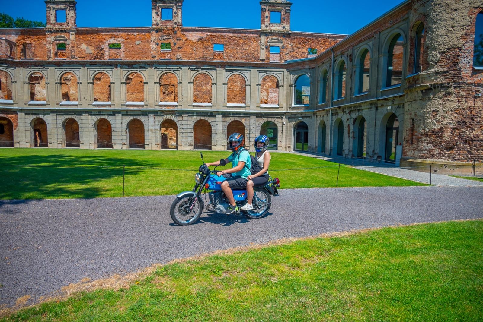 Zdjęcie w galerii na portalu naszraciborz.pl: Oldtimery na zamku w Tworkowie [FOTO] wiadomości z regionu