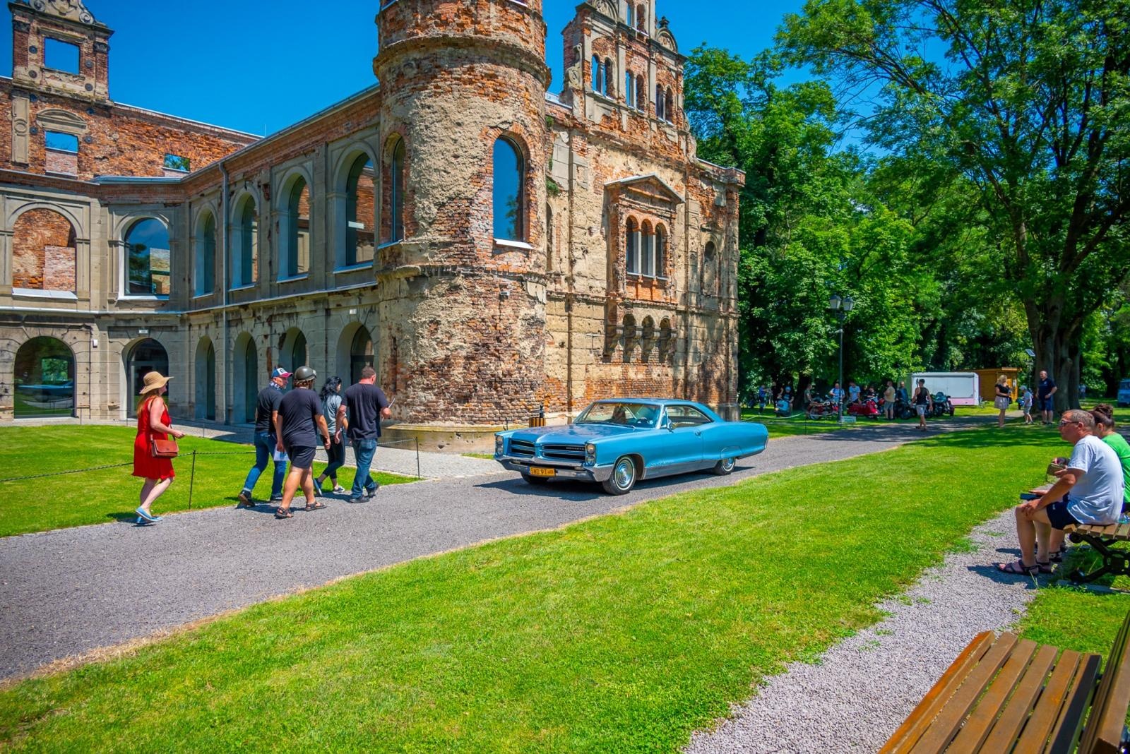 Zdjęcie w galerii na portalu naszraciborz.pl: Oldtimery na zamku w Tworkowie [FOTO] wiadomości z regionu