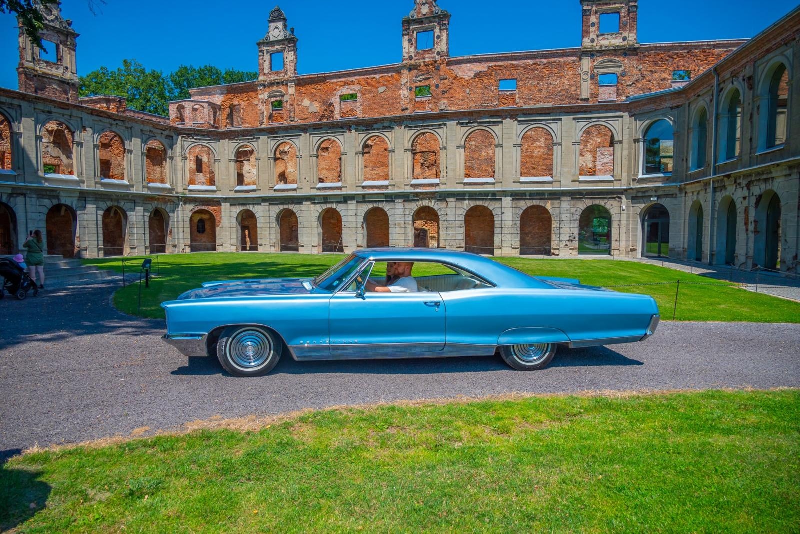 Zdjęcie w galerii na portalu naszraciborz.pl: Oldtimery na zamku w Tworkowie [FOTO] wiadomości z regionu