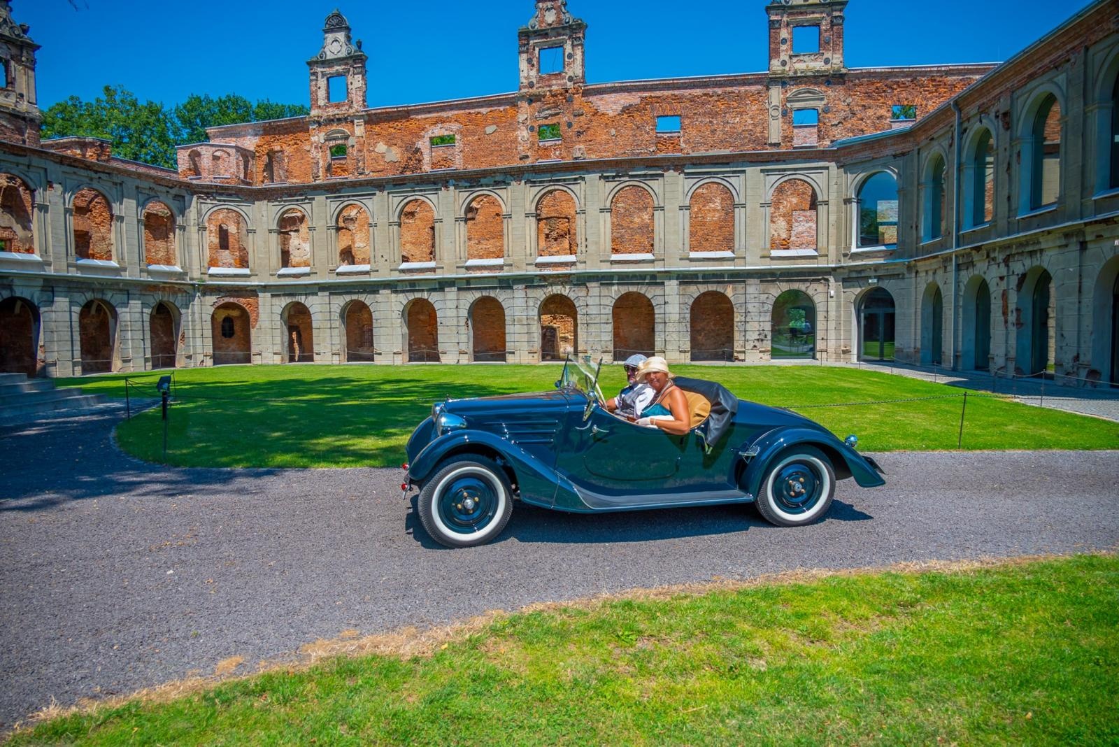 Zdjęcie w galerii na portalu naszraciborz.pl: Oldtimery na zamku w Tworkowie [FOTO] wiadomości z regionu