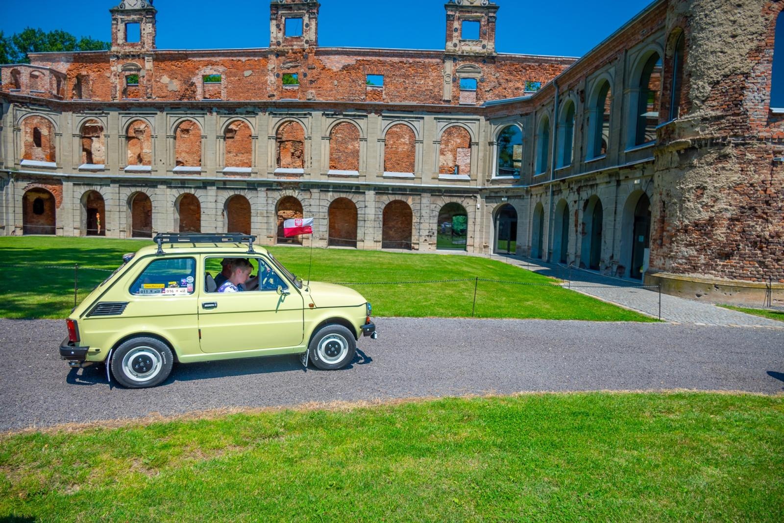 Zdjęcie w galerii na portalu naszraciborz.pl: Oldtimery na zamku w Tworkowie [FOTO] wiadomości z regionu