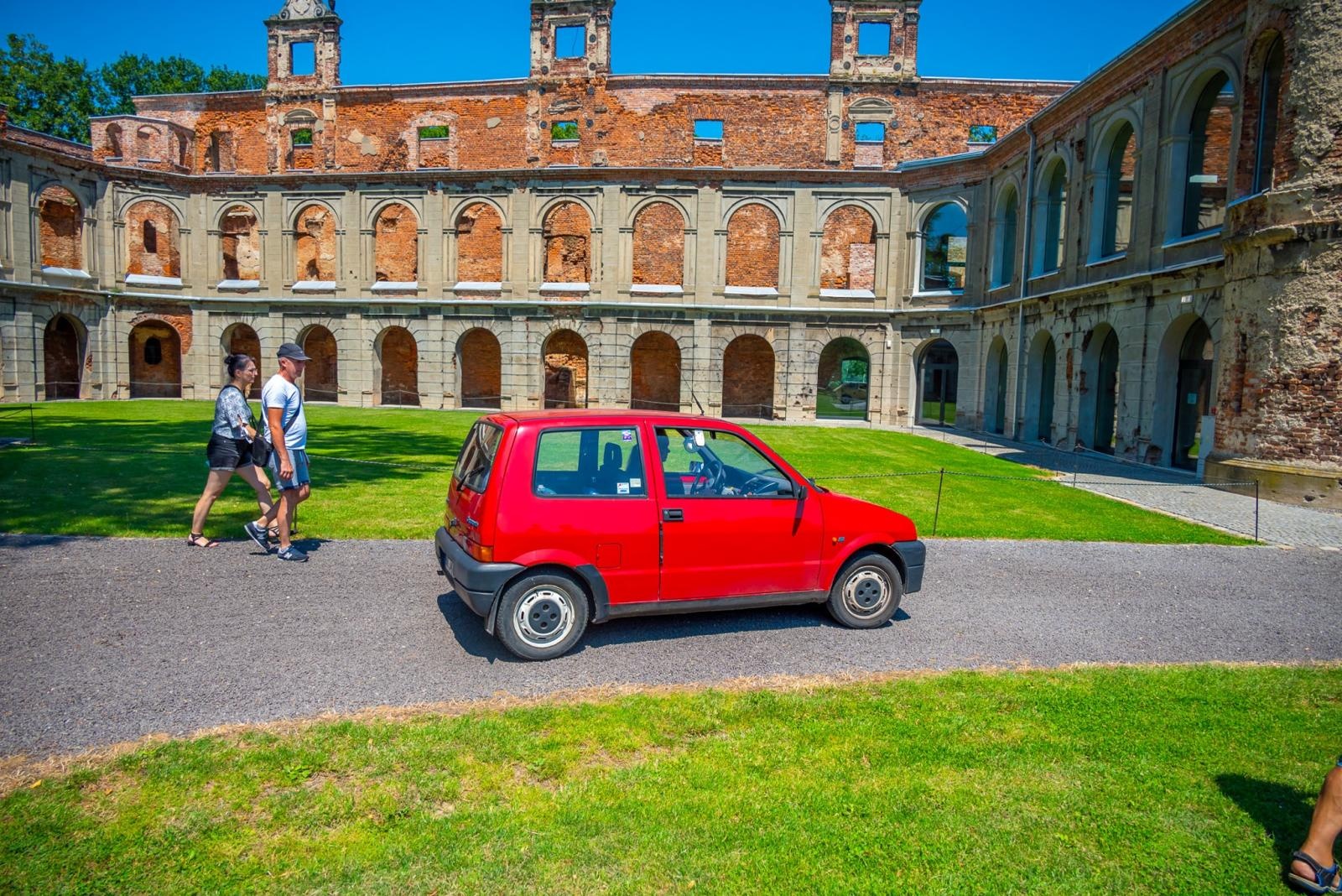 Zdjęcie w galerii na portalu naszraciborz.pl: Oldtimery na zamku w Tworkowie [FOTO] wiadomości z regionu