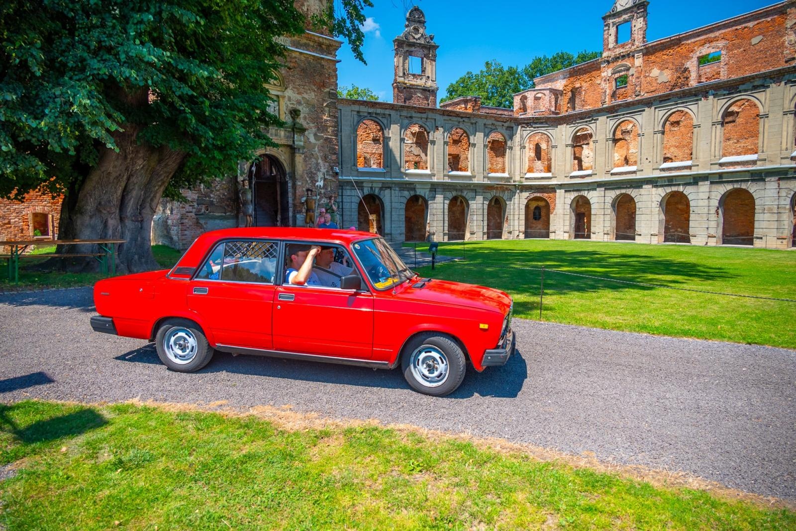 Zdjęcie w galerii na portalu naszraciborz.pl: Oldtimery na zamku w Tworkowie [FOTO] wiadomości z regionu