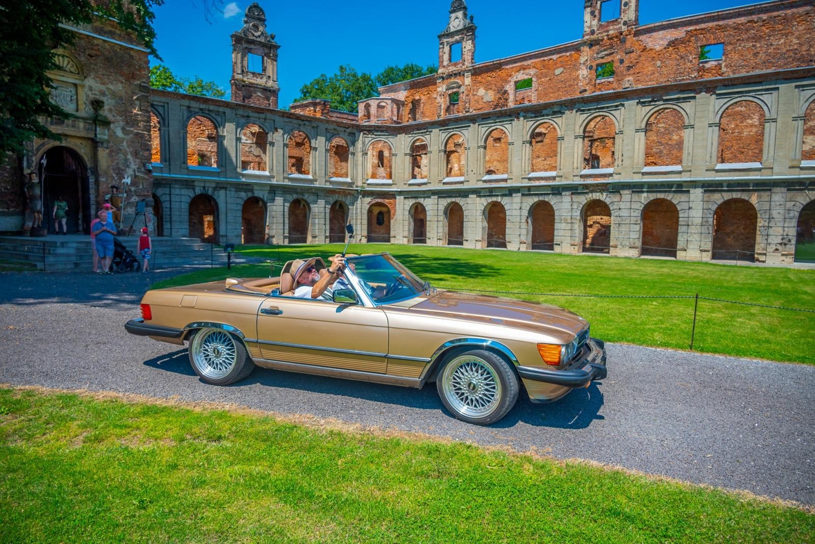 Zdjęcie w galerii na portalu naszraciborz.pl: Oldtimery na zamku w Tworkowie [FOTO] wiadomości z regionu