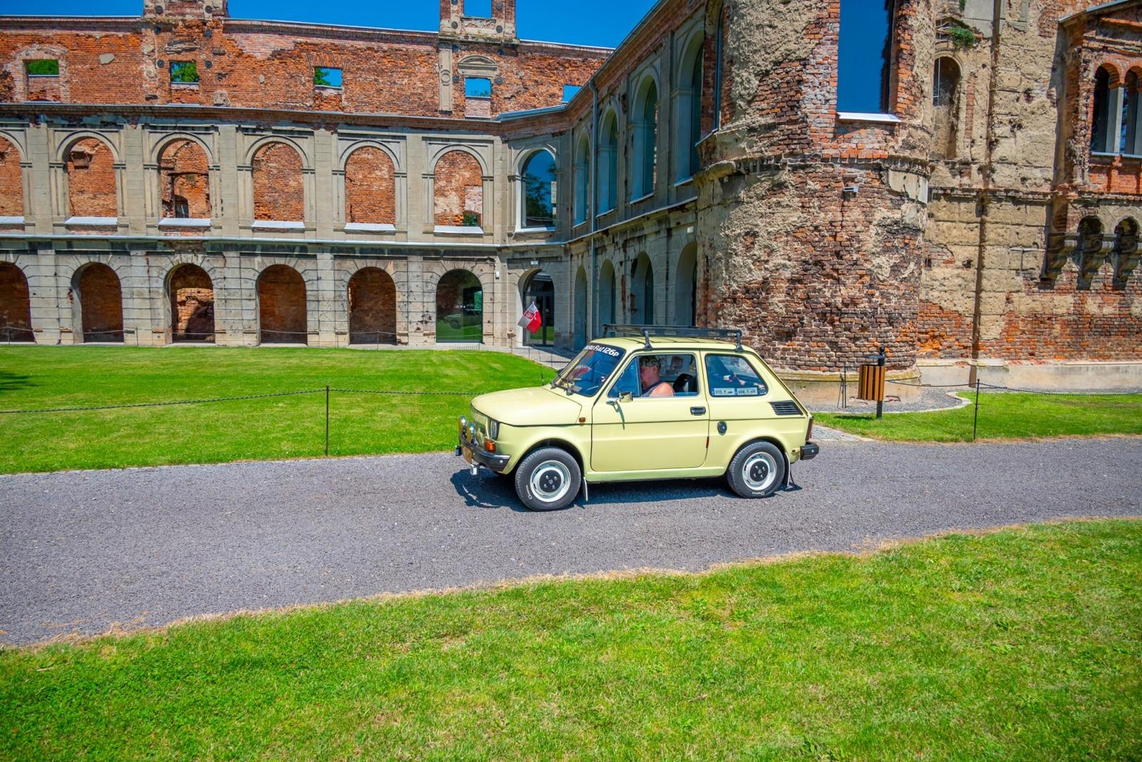 Zdjęcie w galerii na portalu naszraciborz.pl: Oldtimery na zamku w Tworkowie [FOTO] wiadomości z regionu