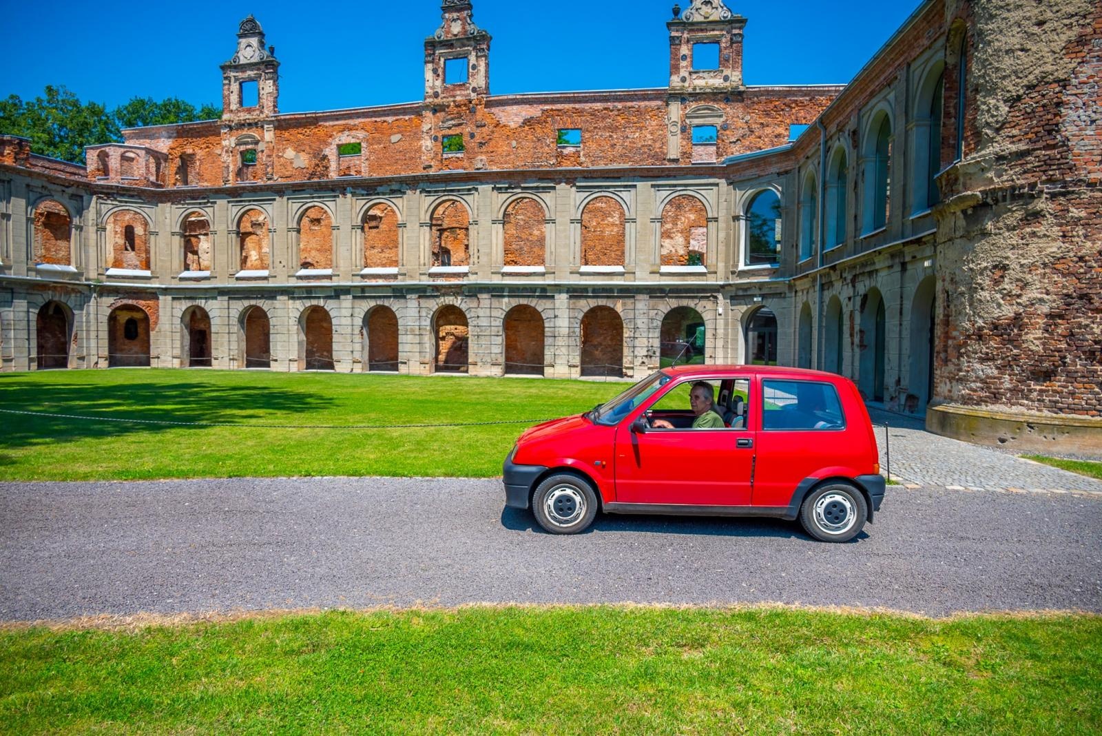 Zdjęcie w galerii na portalu naszraciborz.pl: Oldtimery na zamku w Tworkowie [FOTO] wiadomości z regionu