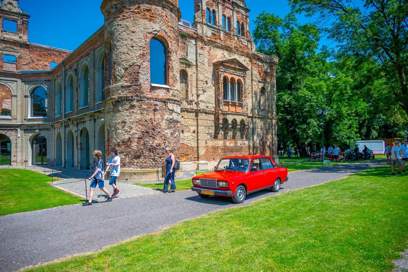 Zdjęcie w galerii na portalu naszraciborz.pl: Oldtimery na zamku w Tworkowie [FOTO] wiadomości z regionu