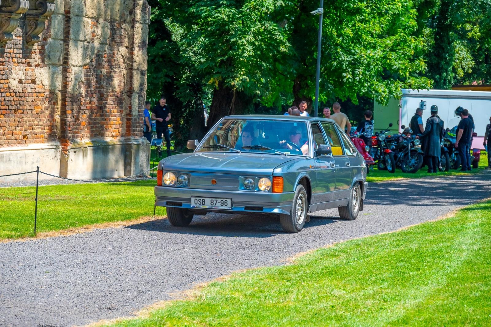 Zdjęcie w galerii na portalu naszraciborz.pl: Oldtimery na zamku w Tworkowie [FOTO] wiadomości z regionu