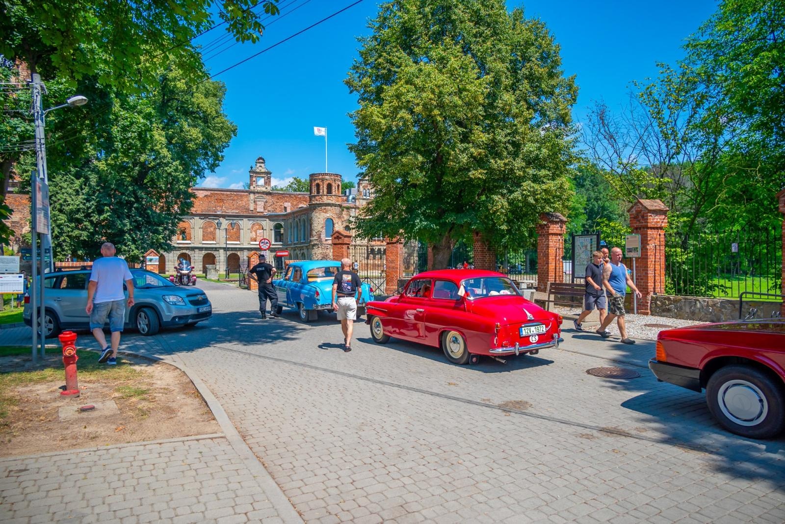 Zdjęcie w galerii na portalu naszraciborz.pl: Oldtimery na zamku w Tworkowie [FOTO] wiadomości z regionu