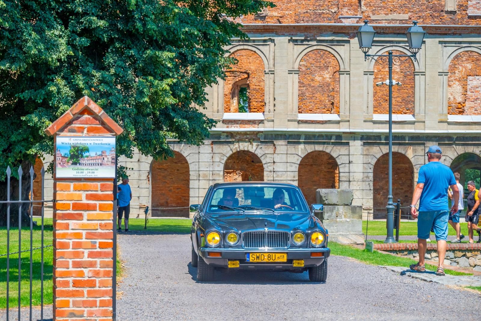 Zdjęcie w galerii na portalu naszraciborz.pl: Oldtimery na zamku w Tworkowie [FOTO] wiadomości z regionu