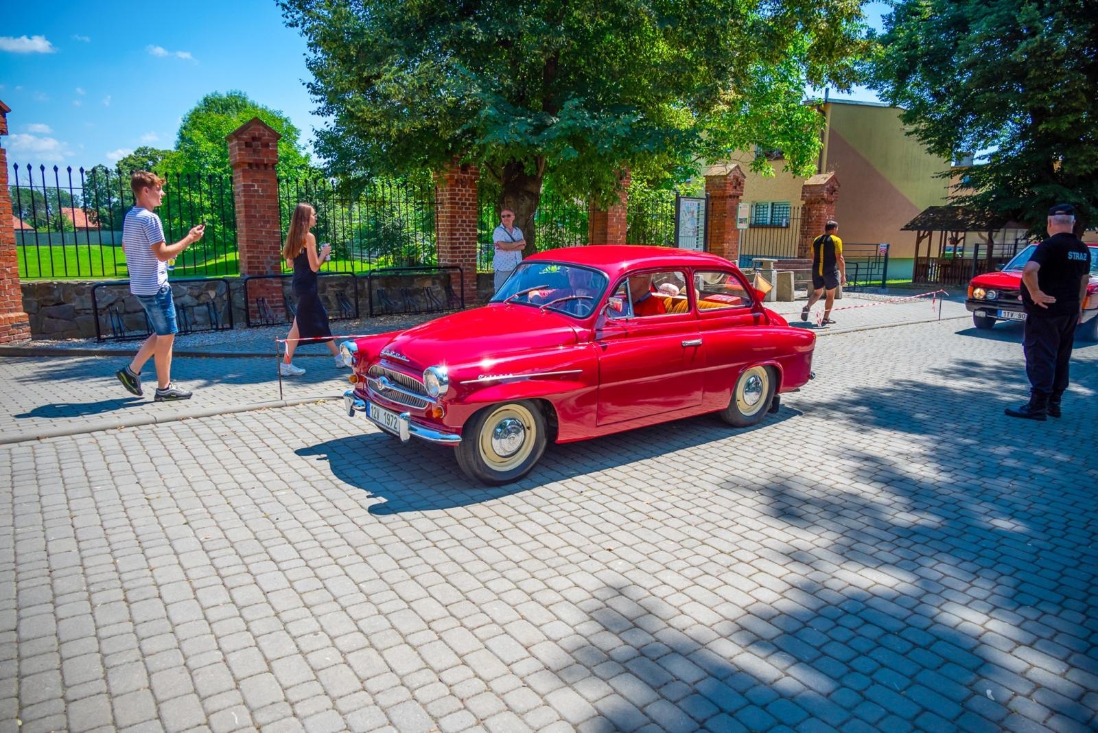 Zdjęcie w galerii na portalu naszraciborz.pl: Oldtimery na zamku w Tworkowie [FOTO] wiadomości z regionu
