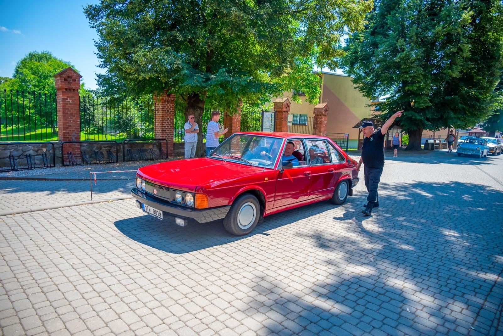 Zdjęcie w galerii na portalu naszraciborz.pl: Oldtimery na zamku w Tworkowie [FOTO] wiadomości z regionu