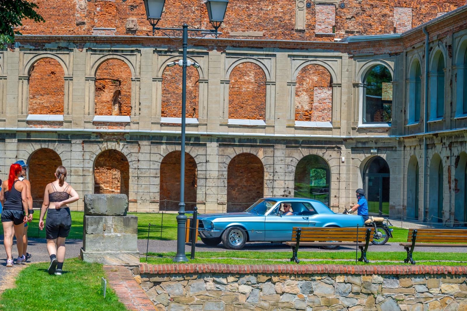 Zdjęcie w galerii na portalu naszraciborz.pl: Oldtimery na zamku w Tworkowie [FOTO] wiadomości z regionu