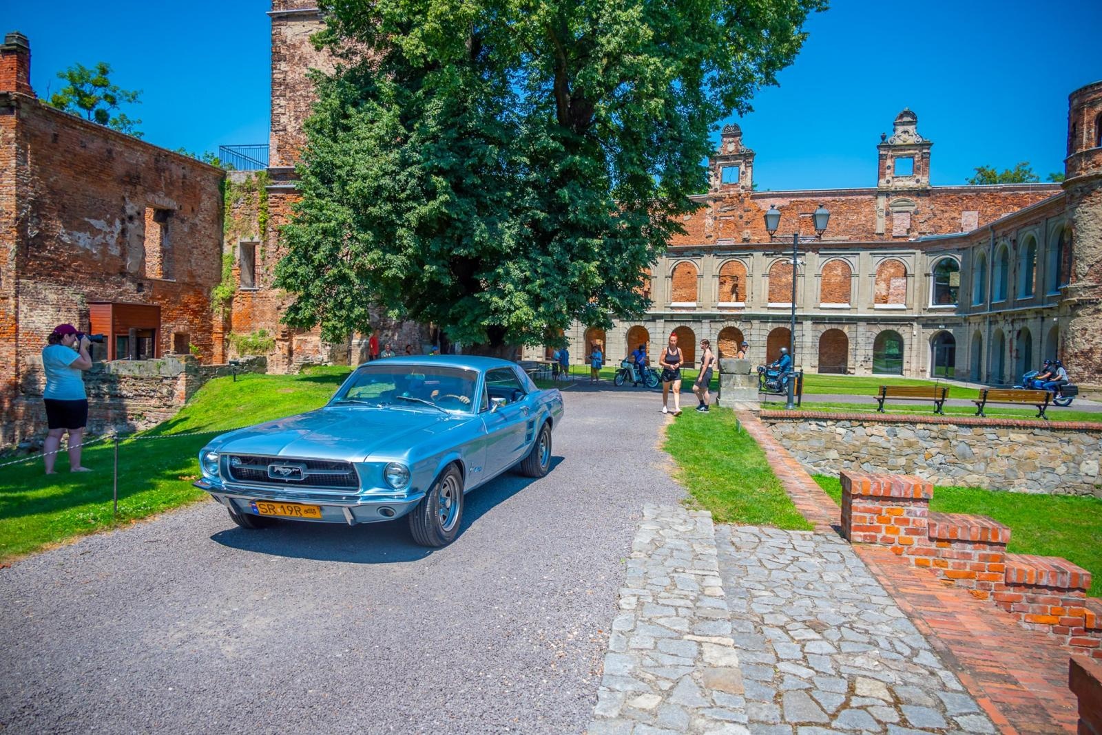 Zdjęcie w galerii na portalu naszraciborz.pl: Oldtimery na zamku w Tworkowie [FOTO] wiadomości z regionu