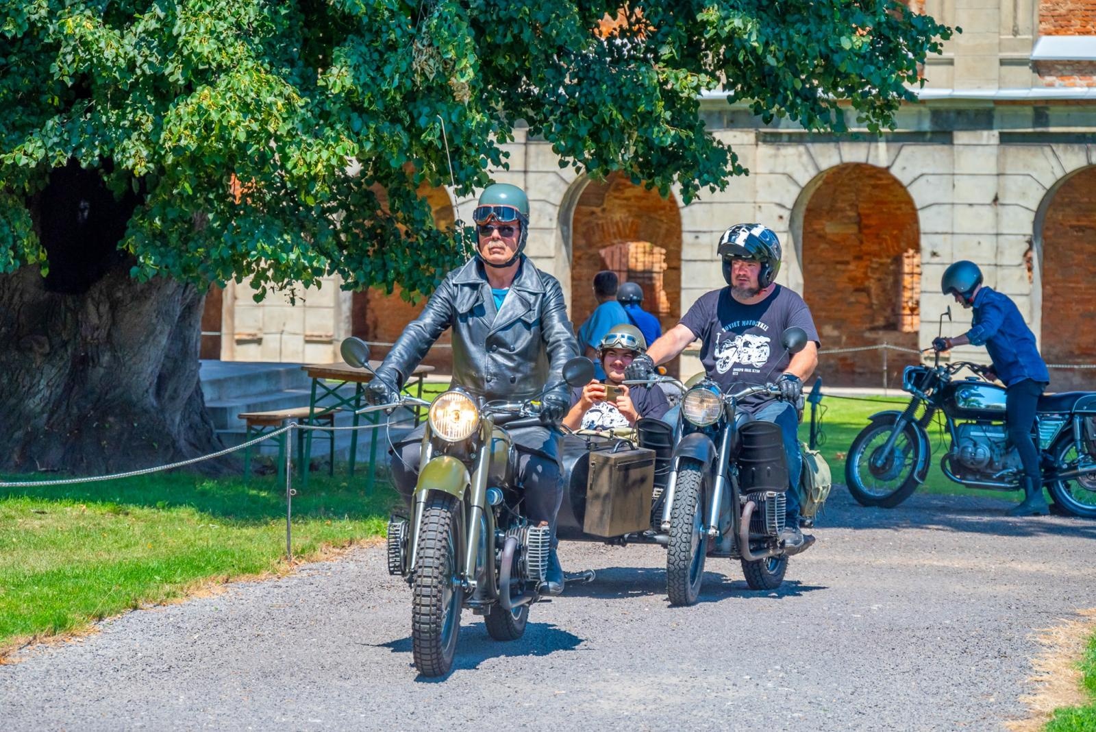Zdjęcie w galerii na portalu naszraciborz.pl: Oldtimery na zamku w Tworkowie [FOTO] wiadomości z regionu