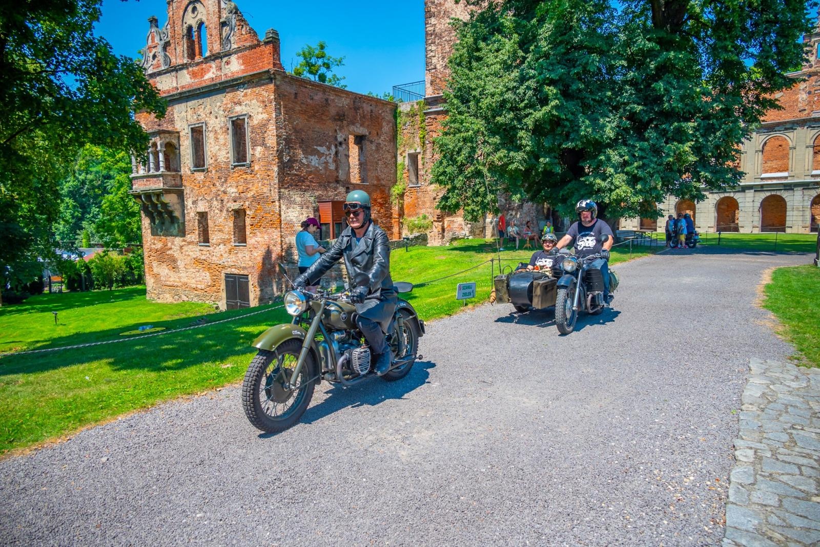 Zdjęcie w galerii na portalu naszraciborz.pl: Oldtimery na zamku w Tworkowie [FOTO] wiadomości z regionu