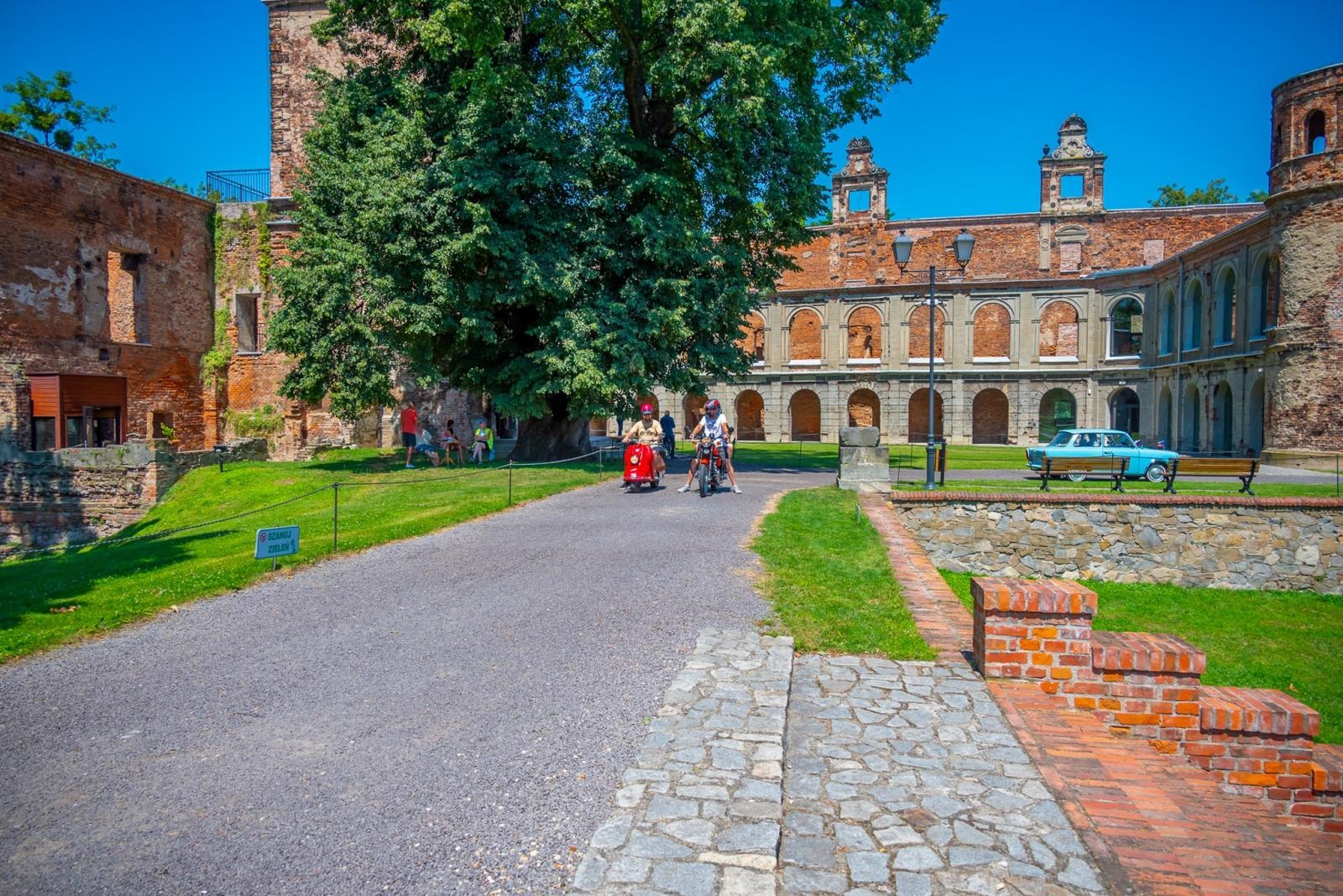 Zdjęcie w galerii na portalu naszraciborz.pl: Oldtimery na zamku w Tworkowie [FOTO] wiadomości z regionu