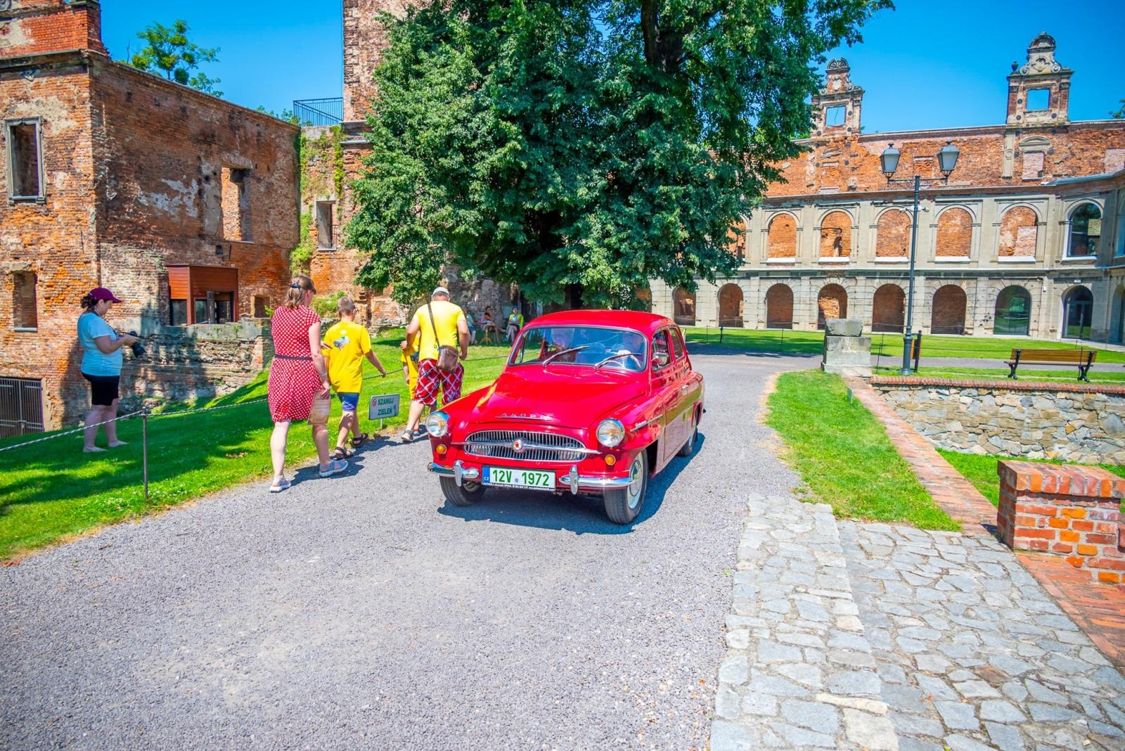 Zdjęcie w galerii na portalu naszraciborz.pl: Oldtimery na zamku w Tworkowie [FOTO] wiadomości z regionu