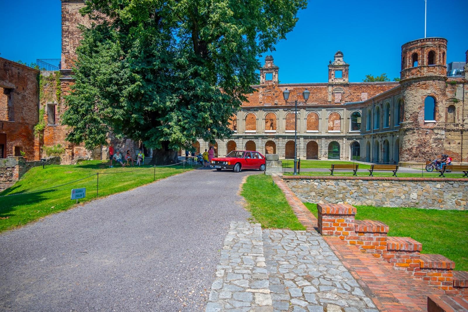 Zdjęcie w galerii na portalu naszraciborz.pl: Oldtimery na zamku w Tworkowie [FOTO] wiadomości z regionu