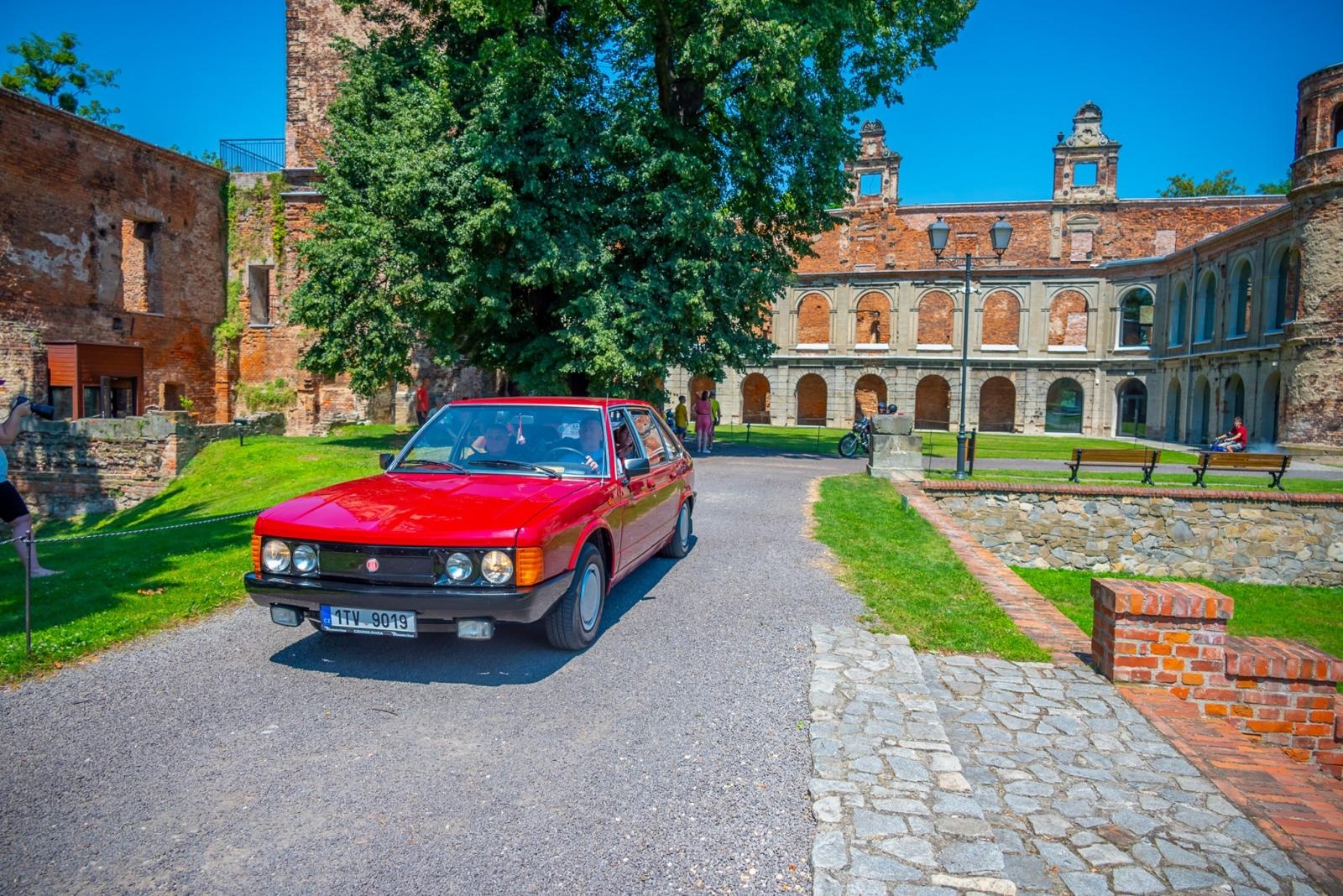 Zdjęcie w galerii na portalu naszraciborz.pl: Oldtimery na zamku w Tworkowie [FOTO] wiadomości z regionu