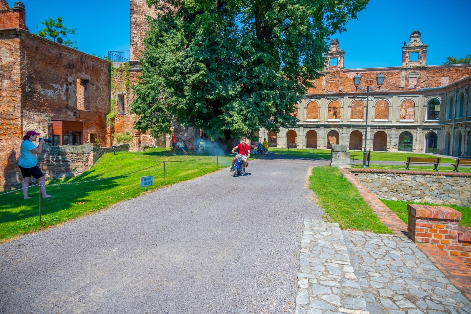 Zdjęcie w galerii na portalu naszraciborz.pl: Oldtimery na zamku w Tworkowie [FOTO] wiadomości z regionu