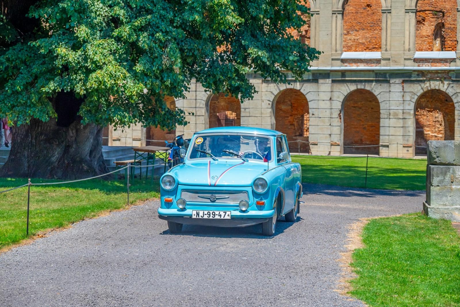 Zdjęcie w galerii na portalu naszraciborz.pl: Oldtimery na zamku w Tworkowie [FOTO] wiadomości z regionu