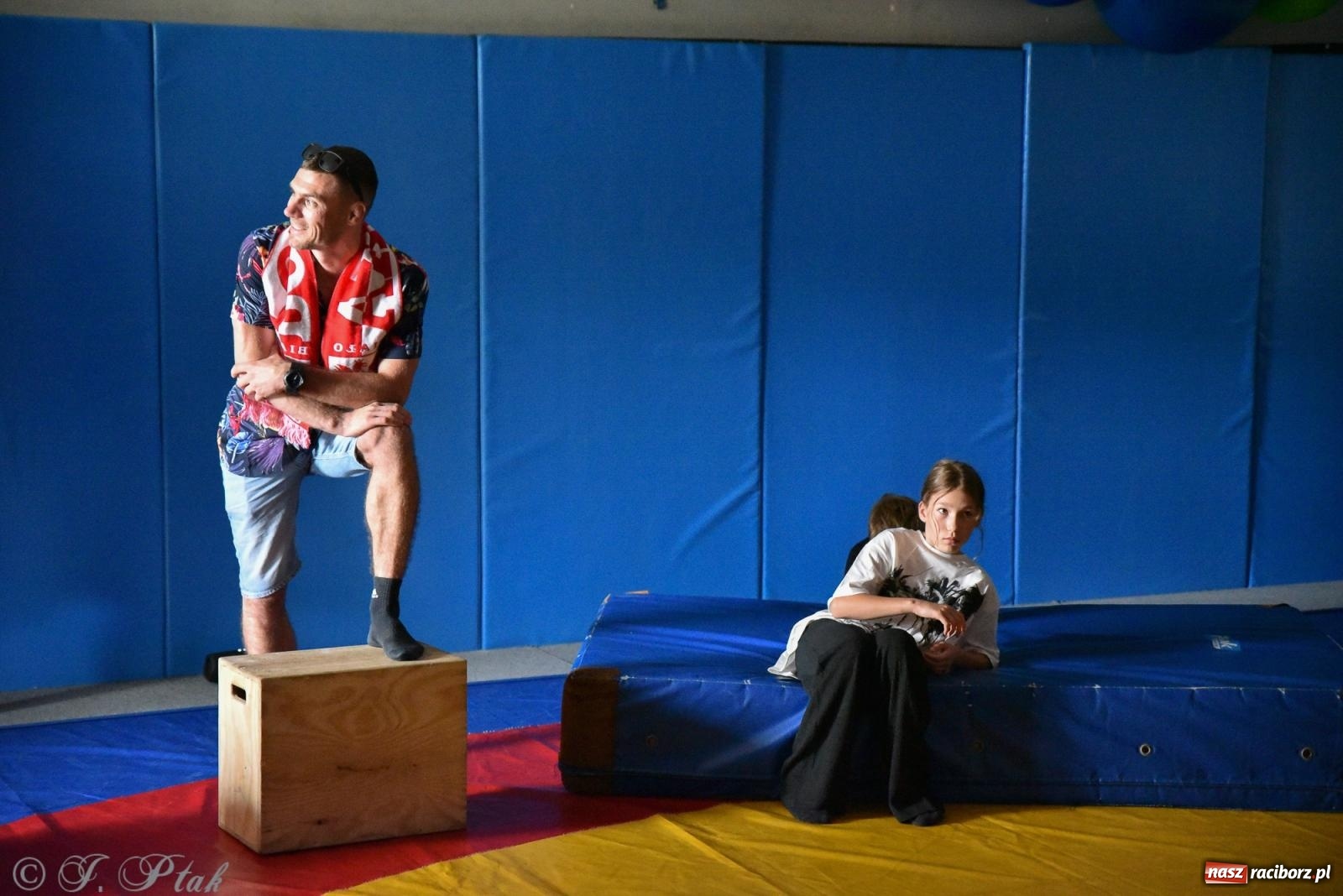 Zdjęcie w galerii na portalu naszraciborz.pl: ME U-20 w zapasach. Sędziowie odebrali raciborzaninowi medal wiadomości z regionu