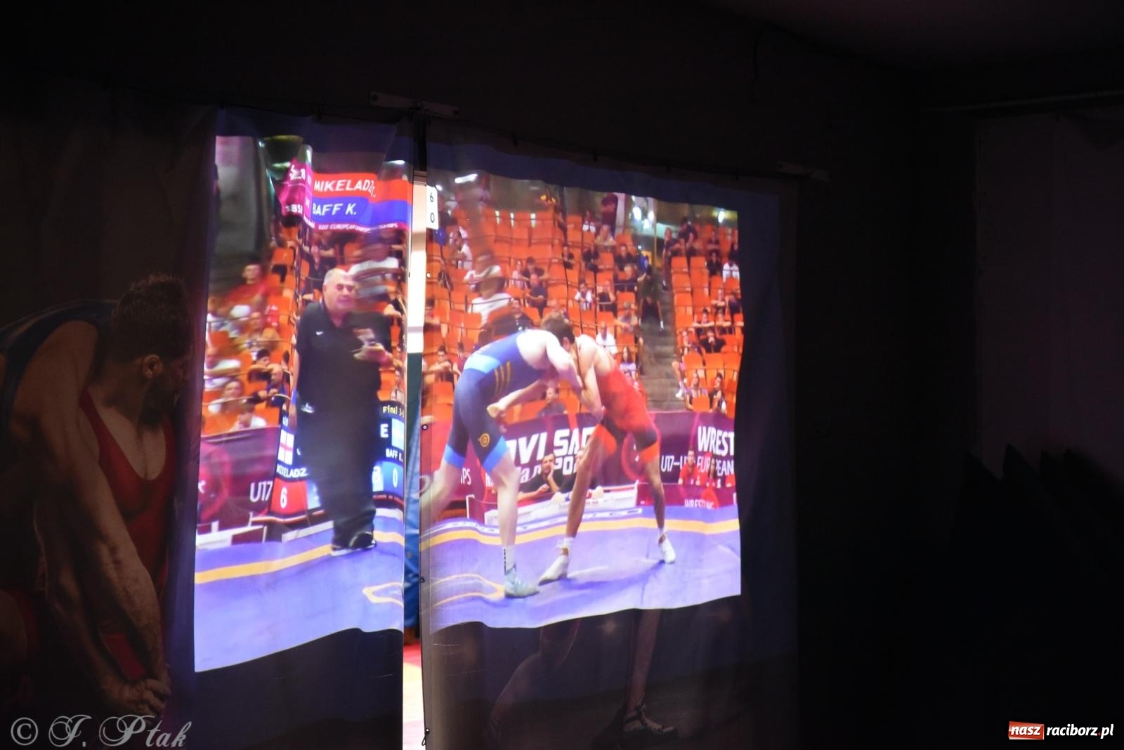 Zdjęcie w galerii na portalu naszraciborz.pl: ME U-20 w zapasach. Sędziowie odebrali raciborzaninowi medal wiadomości z regionu