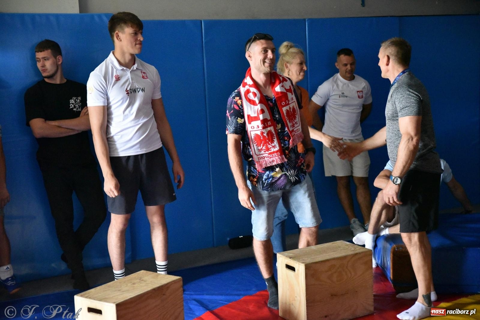Zdjęcie w galerii na portalu naszraciborz.pl: ME U-20 w zapasach. Sędziowie odebrali raciborzaninowi medal wiadomości z regionu