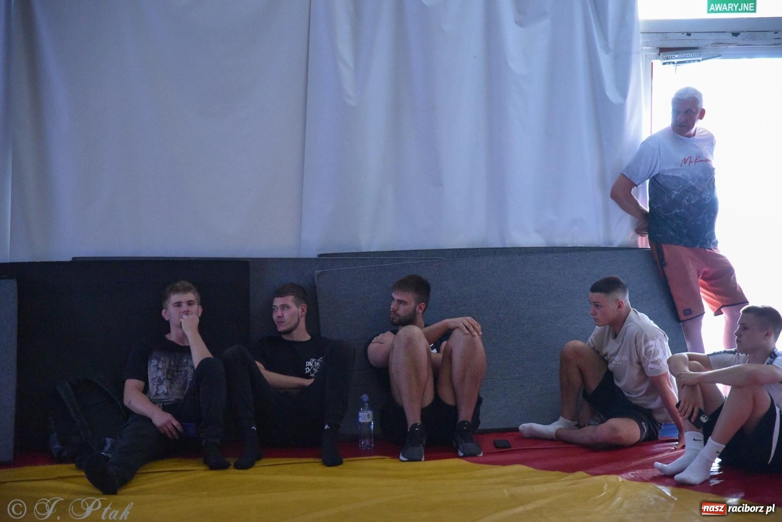 Zdjęcie w galerii na portalu naszraciborz.pl: ME U-20 w zapasach. Sędziowie odebrali raciborzaninowi medal wiadomości z regionu