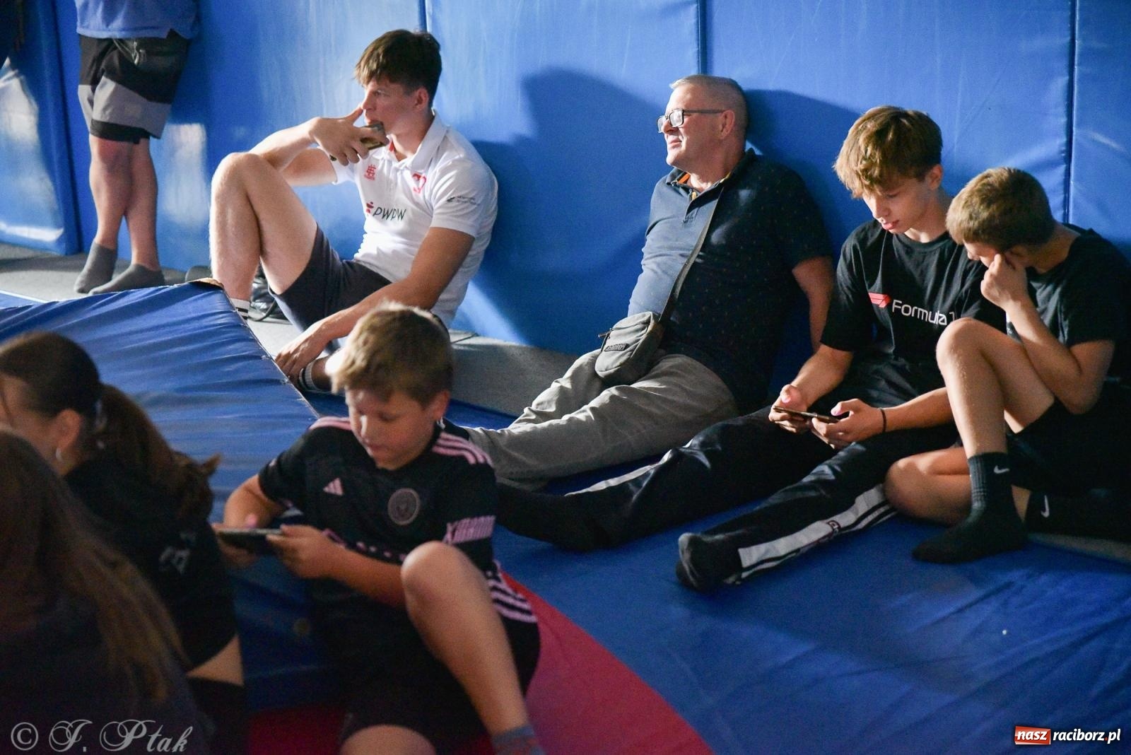 Zdjęcie w galerii na portalu naszraciborz.pl: ME U-20 w zapasach. Sędziowie odebrali raciborzaninowi medal wiadomości z regionu