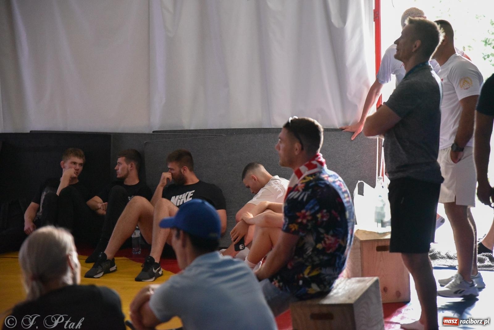 Zdjęcie w galerii na portalu naszraciborz.pl: ME U-20 w zapasach. Sędziowie odebrali raciborzaninowi medal wiadomości z regionu