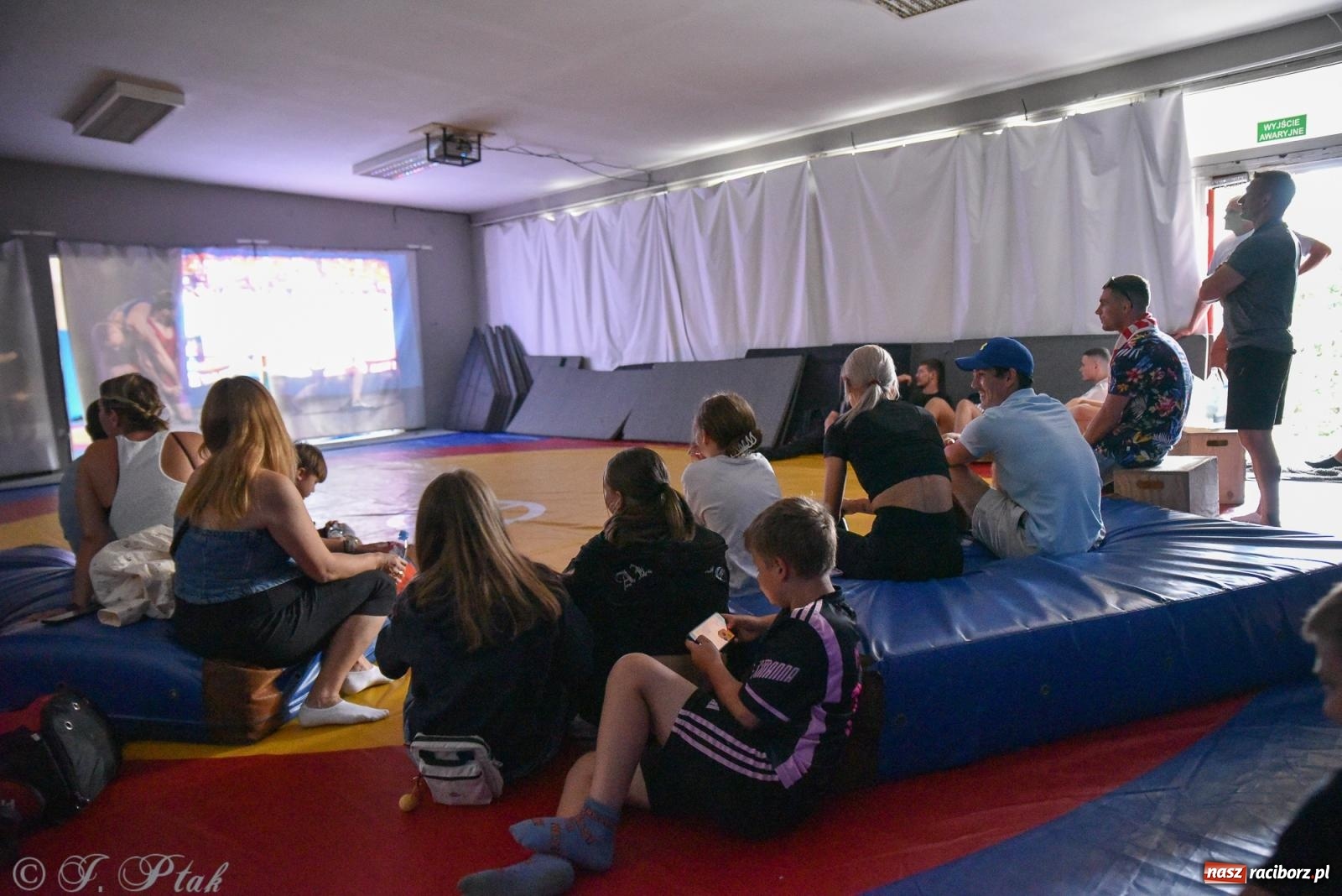 Zdjęcie w galerii na portalu naszraciborz.pl: ME U-20 w zapasach. Sędziowie odebrali raciborzaninowi medal wiadomości z regionu