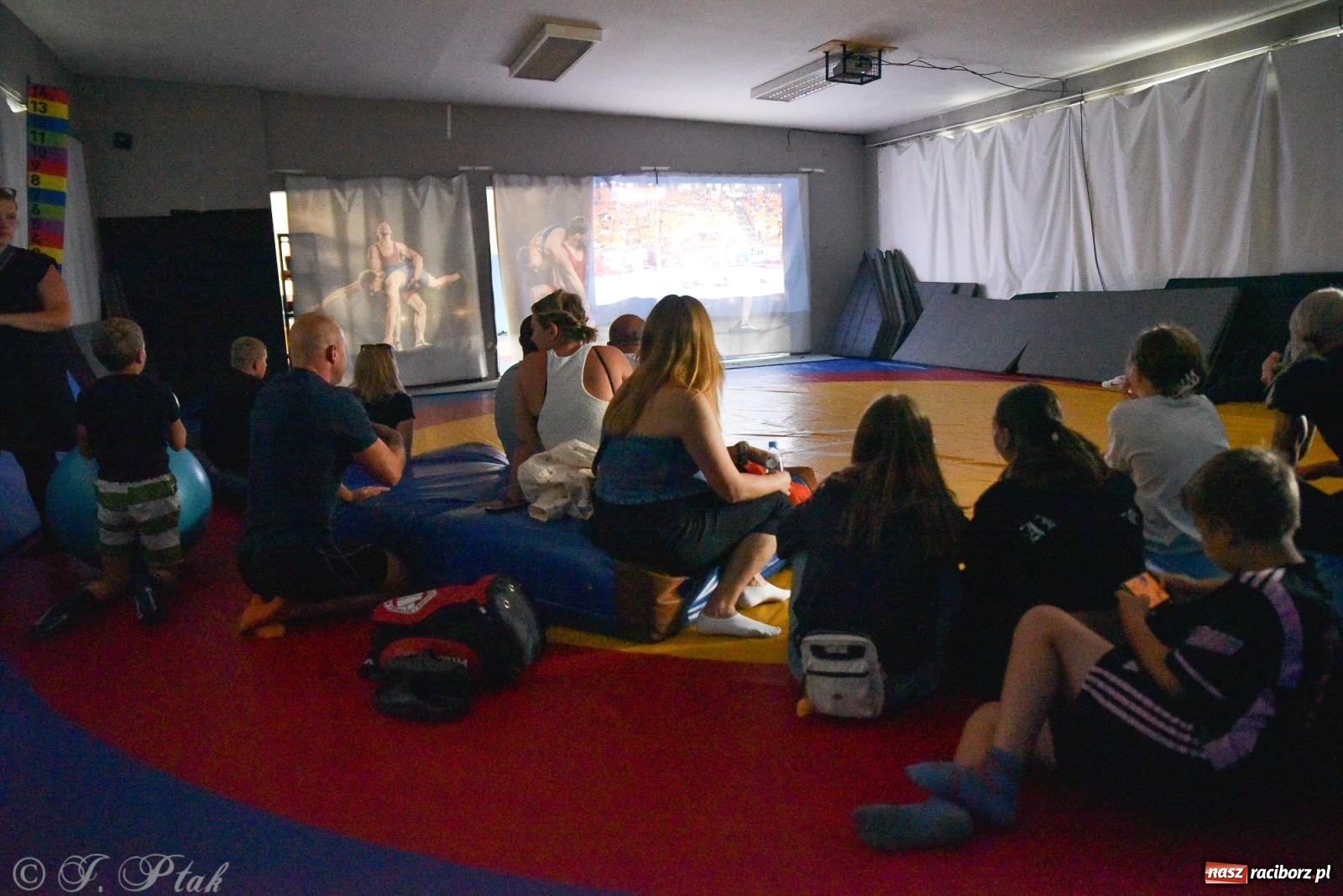 Zdjęcie w galerii na portalu naszraciborz.pl: ME U-20 w zapasach. Sędziowie odebrali raciborzaninowi medal wiadomości z regionu
